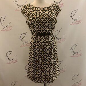 Signature by Robbie Bee. Size 6. Sleeveless. Elastic Snap Belt w/ Loops. B40